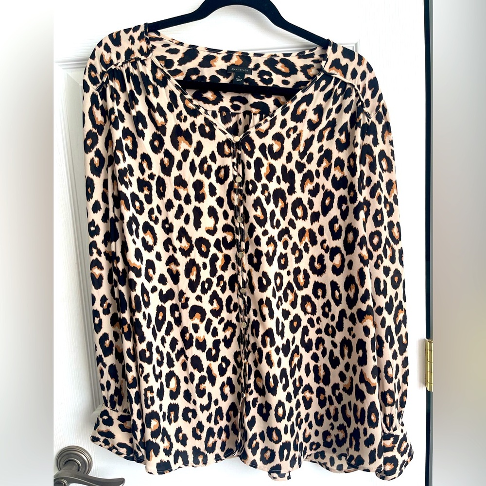 Ann Taylor v-neck leopard top with buttons, size XL
